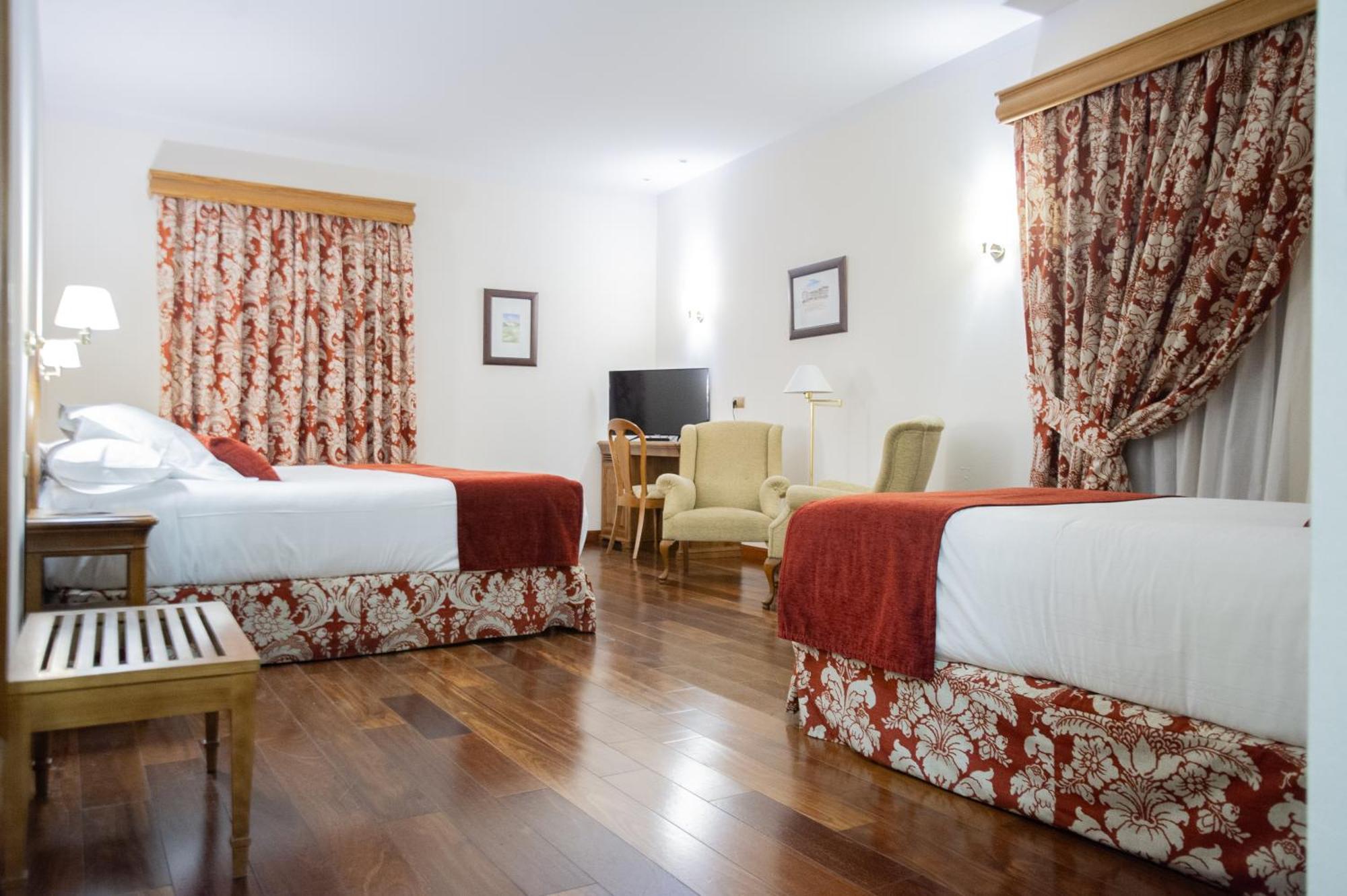 Azz Penafiel Las Claras Hotel & Spa ภายนอก รูปภาพ