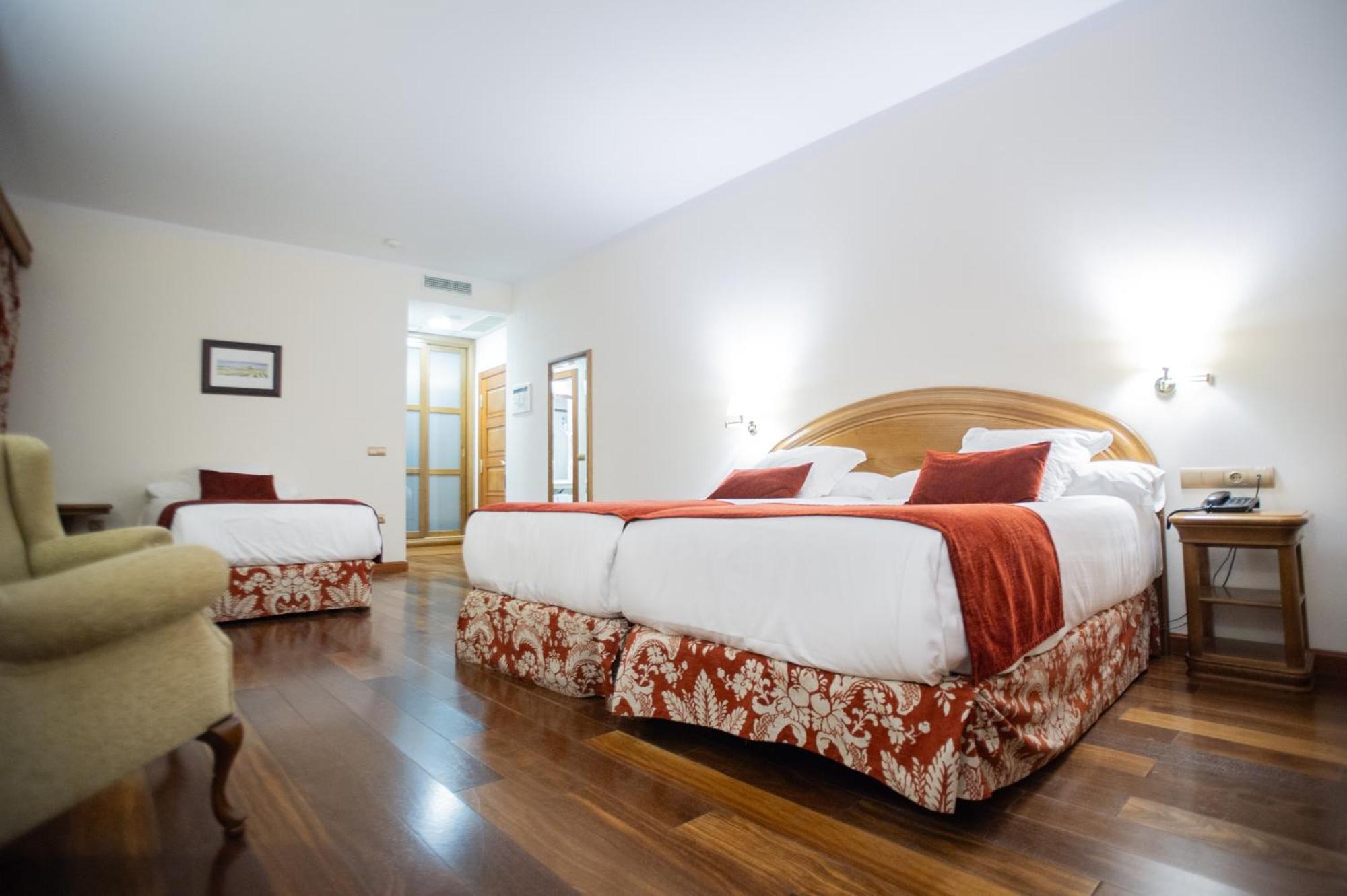 Azz Penafiel Las Claras Hotel & Spa ภายนอก รูปภาพ